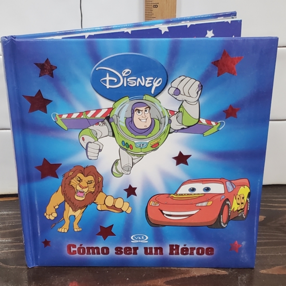 🦋Disney What Makes A Hero- Como ser un Hereo Book - Spanish Version🦋